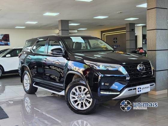 TOYOTA HILUX SW4 2.8 D-4D TURBO DIESEL SRX 7L 4X4 AUTOMÁTICO TOYOTA HILUX SW4 2.8 D-4D TURBO DIESEL SRX 7L 4X4 AUTOMÁTICO